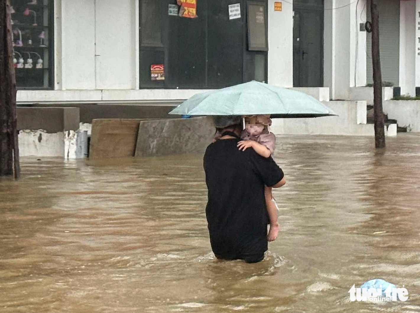 Phụ huynh hoang mang tìm đường đến trường đón con trong mưa lớn - Ảnh 1. Hà Nội mưa lớn: Phụ huynh bấn loạn tìm cách đón con, có trường cho học sinh ngủ lại - Ảnh 1.