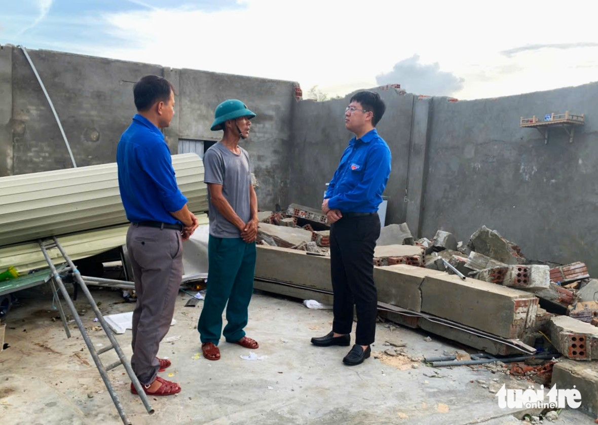 Nghẹn ngào nhận tiền hỗ trợ sau bão Bualoi để đóng viện phí cho con - Ảnh 1.