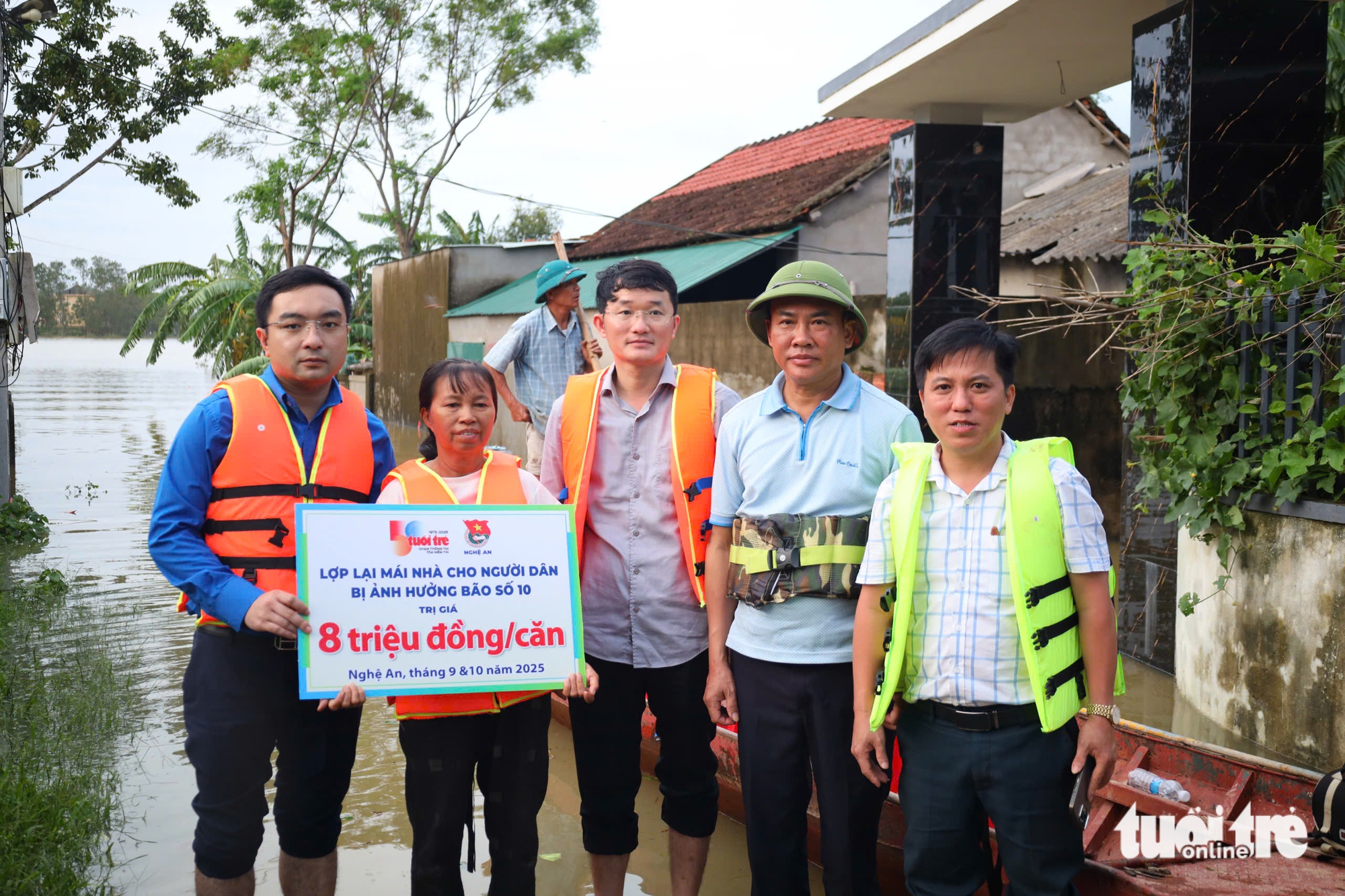 Nghẹn ngào nhận tiền hỗ trợ sau bão Bualoi để đóng viện phí cho con - Ảnh 4.