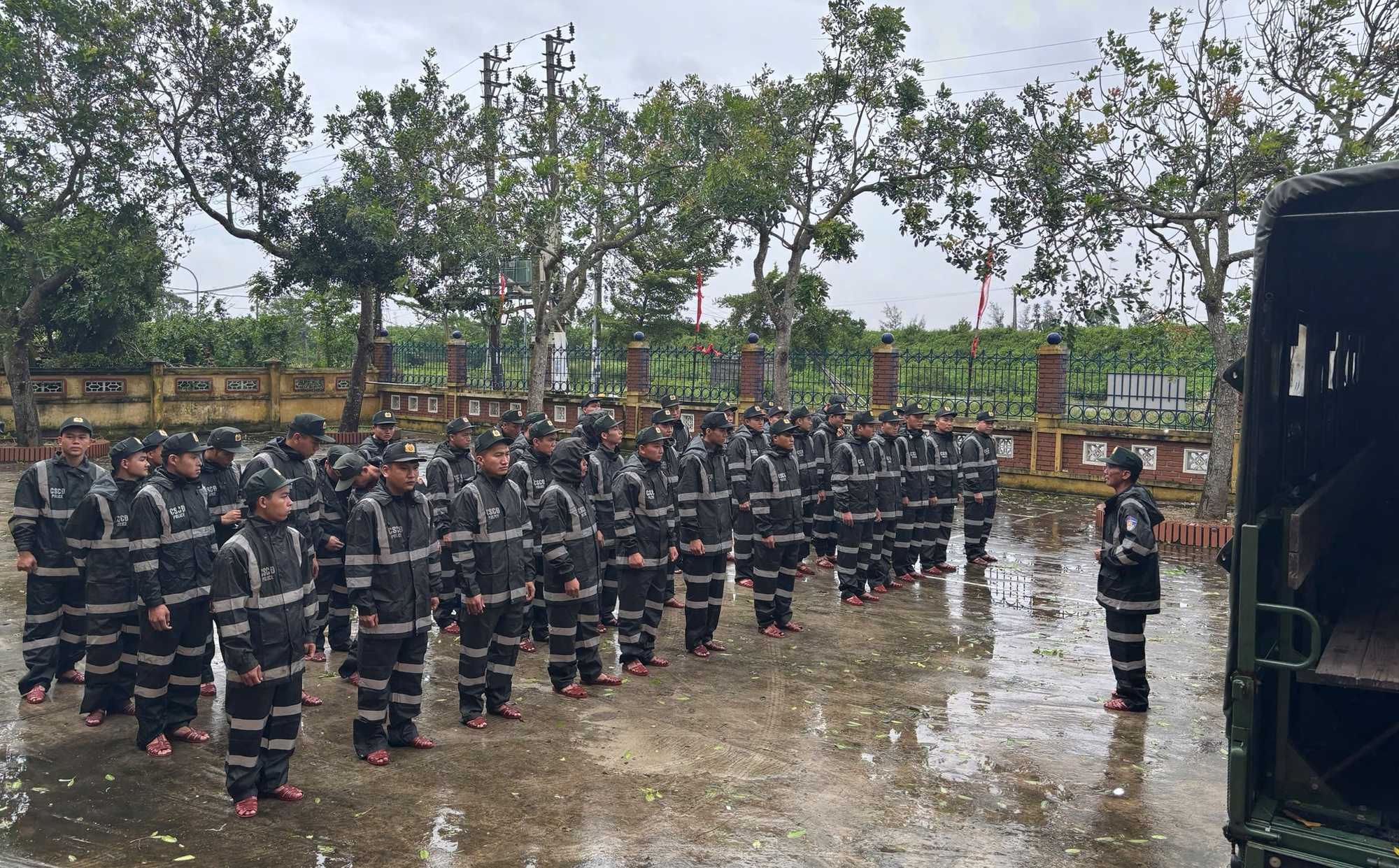 Cảnh sát cơ động giúp dân khắc phục hậu quả bão số 10 - Ảnh 1.