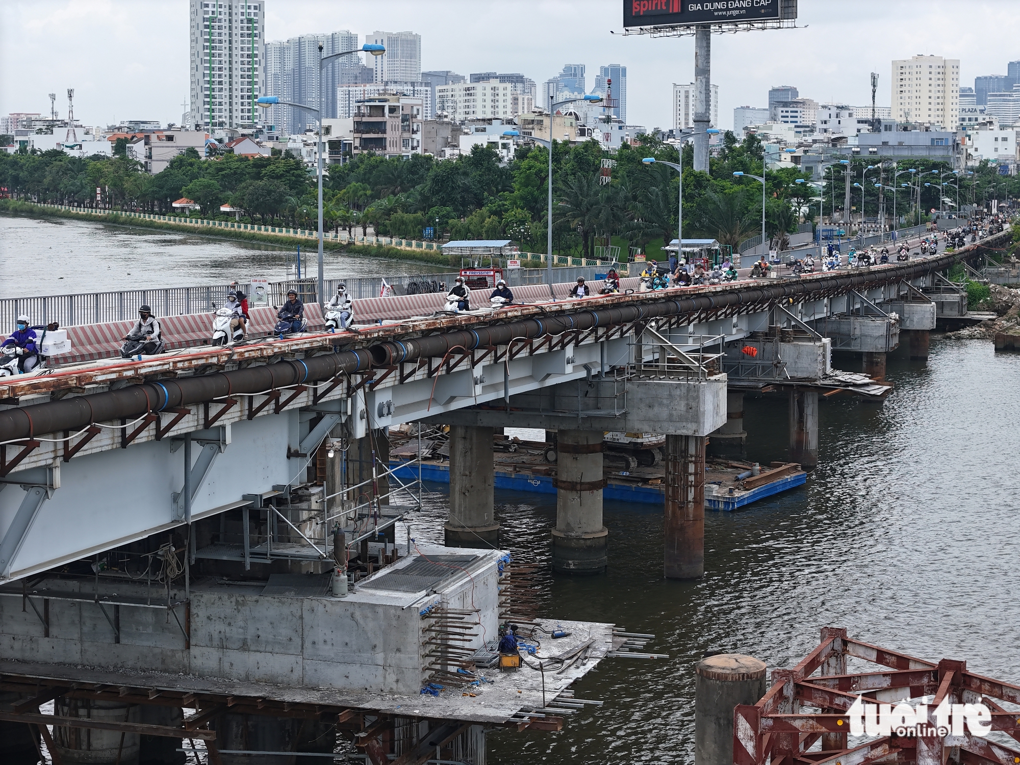Đội 'thần đèn' nâng xong cầu Bình Triệu 1 lên cao 1,08m, tiếp tục nâng cầu Bình Phước 1 - Ảnh 1.