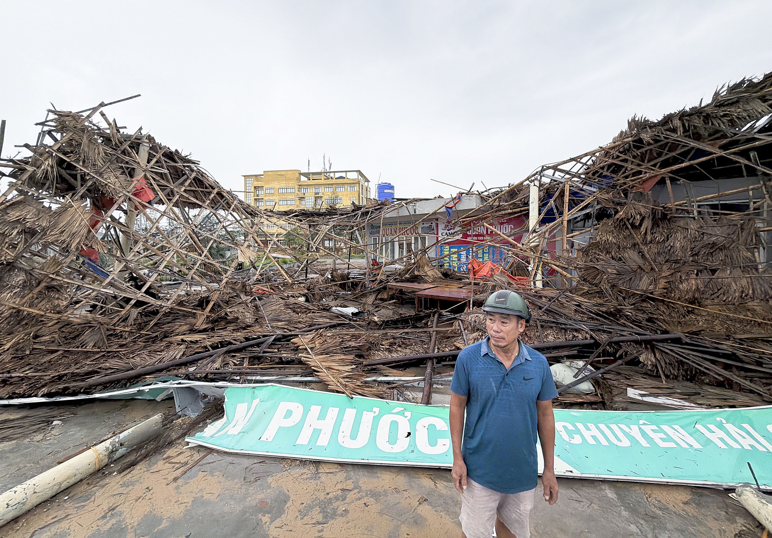 Trong bão số 10 Bualoi: Lăn xả vì mạng sống người dân - Ảnh 1.