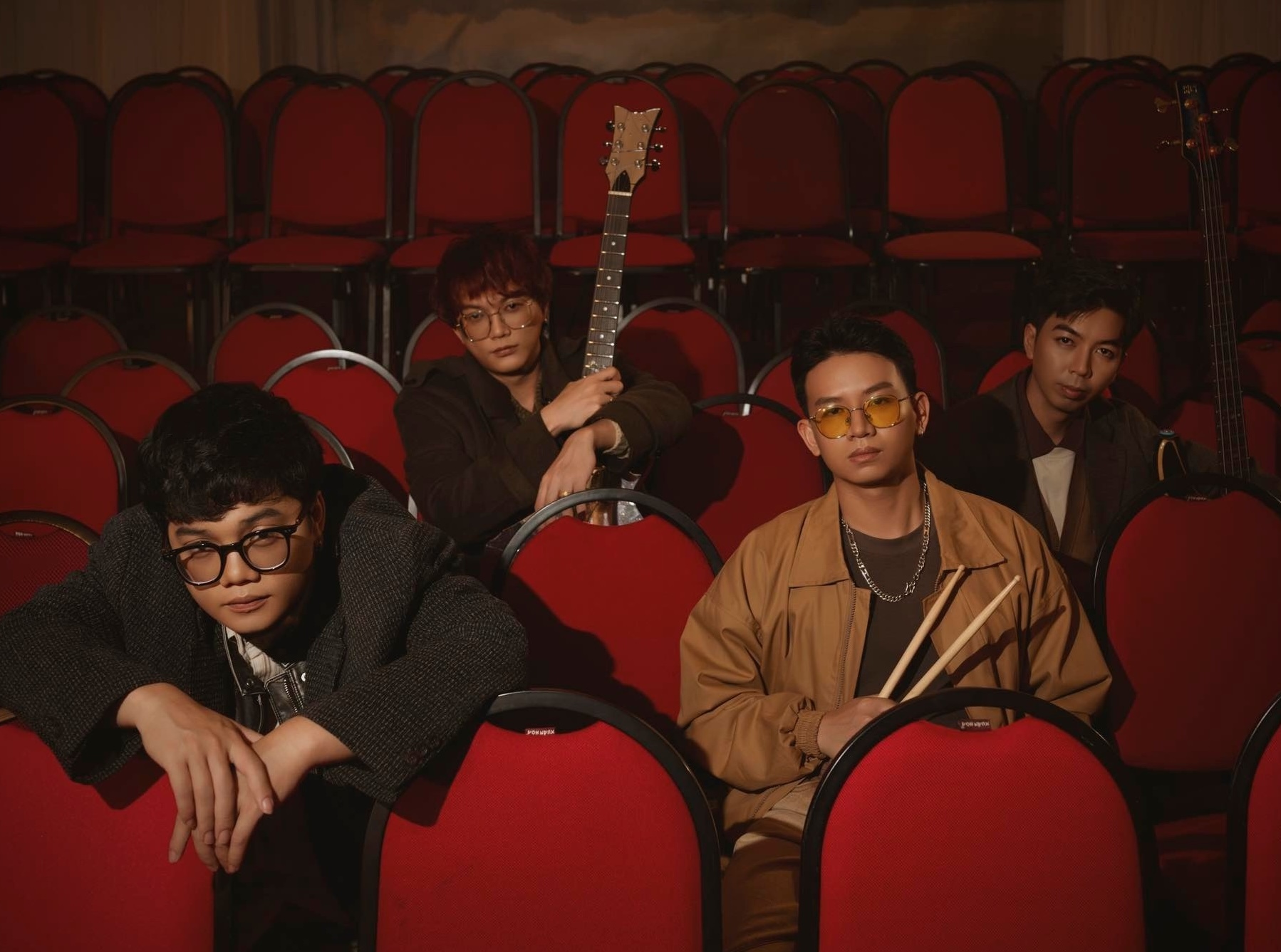 សិល្បកររៃអង្គាសប្រាក់ អាណិតពលរដ្ឋរងគ្រោះក្នុងព្យុះប៊ូឡូ - រូបថត ៤. Nghệ sĩ quyên tiền, xót xa vì nỗi khổ của người dân trong bão Bualoi - Ảnh 4.