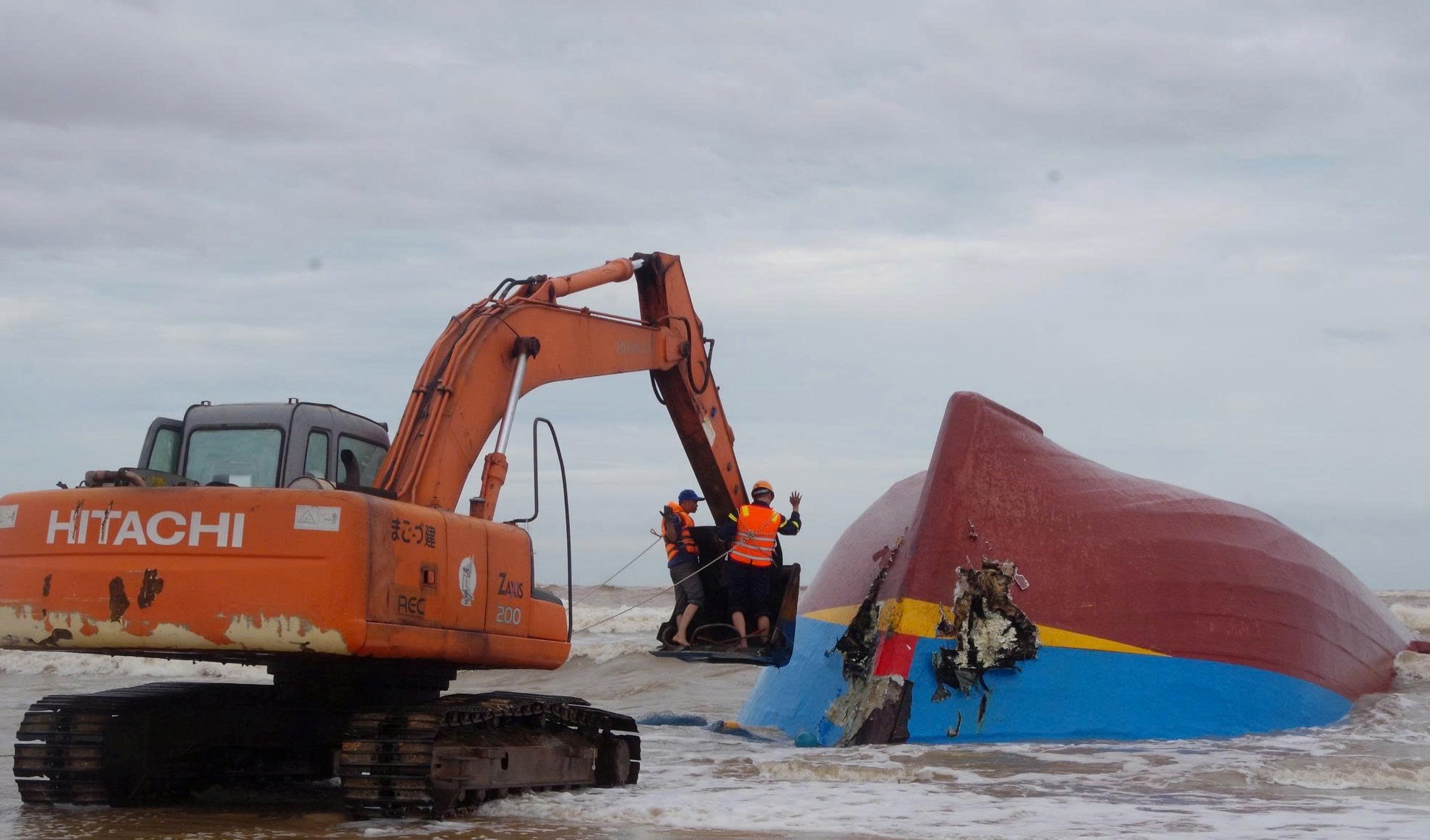Phát hiện 2 thi thể, nghi thuộc nhóm 9 thuyền viên mất tích vì chìm tàu tại Quảng Trị - Ảnh 1.