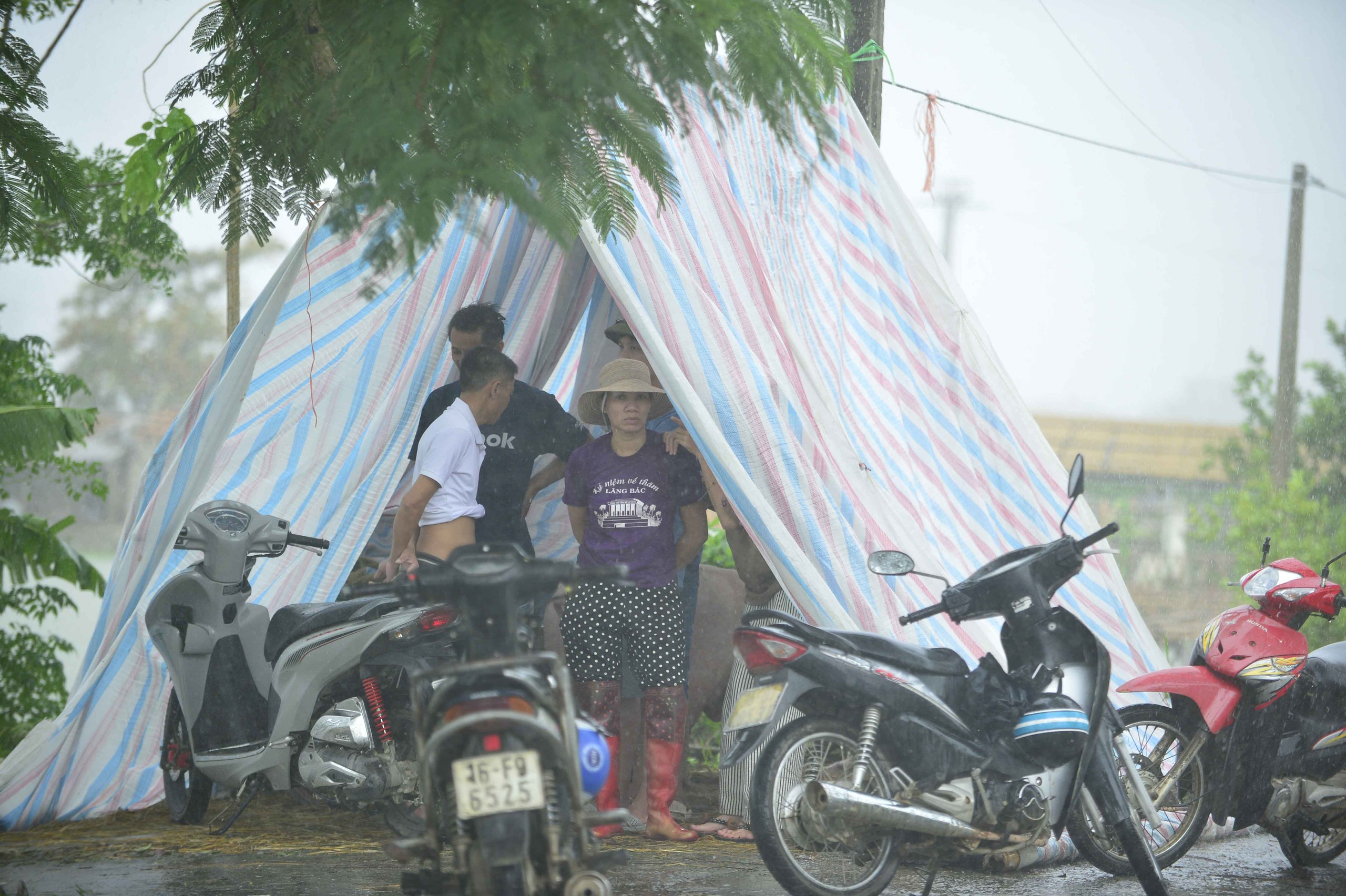 Hàng trăm hộ dân ở Thanh Hóa bỏ lại tài sản, chạy lũ trong đêm - Ảnh 6.