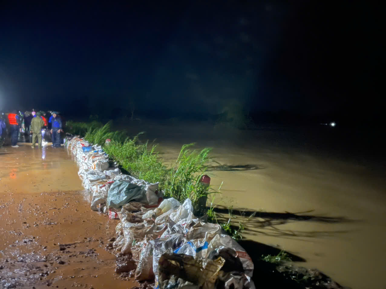 Tràn đê bao sông Cầu Chày ở Thanh Hóa, sơ tán khẩn cấp 2.500 người - Ảnh 1.