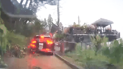 Landslide sweeps car off mountain road in northern Vietnam; driver unharmed - Ảnh 2. Landslide sweeps car off mountain road in northern Vietnam; driver unharmed - Ảnh 2.