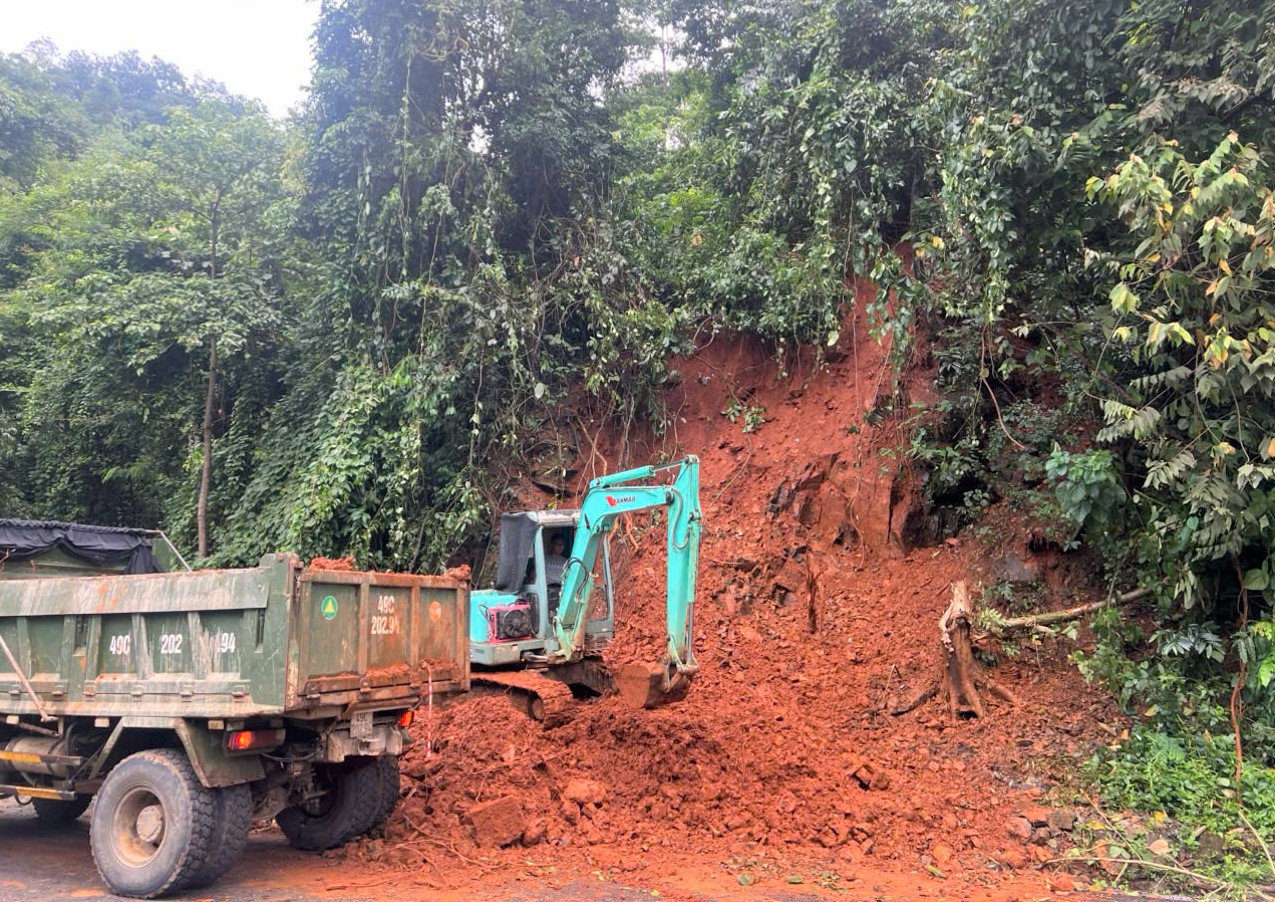 ហានិភ័យបាក់ដីលើភ្នំជាច្រើនឆ្លងចូលក្រុង Lam Dong - រូបថត ១. Nguy cơ sạt lở ở nhiều tuyến đèo vào Lâm Đồng- Ảnh 1.