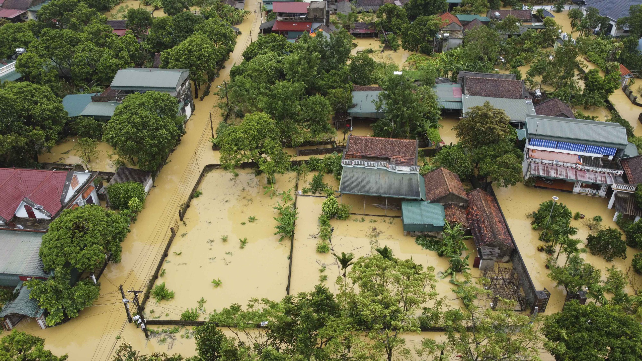 Hàng trăm hộ dân ở Thanh Hóa bỏ lại tài sản, chạy lũ trong đêm - Ảnh 2.