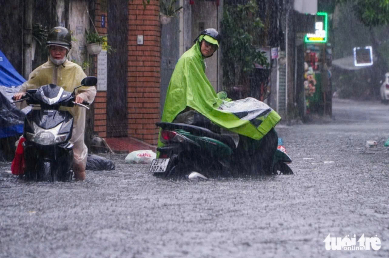 Sở đề nghị trường chủ động, học sinh Hà Nội vẫn đến trường khi mưa ngập lớn - Ảnh 1.