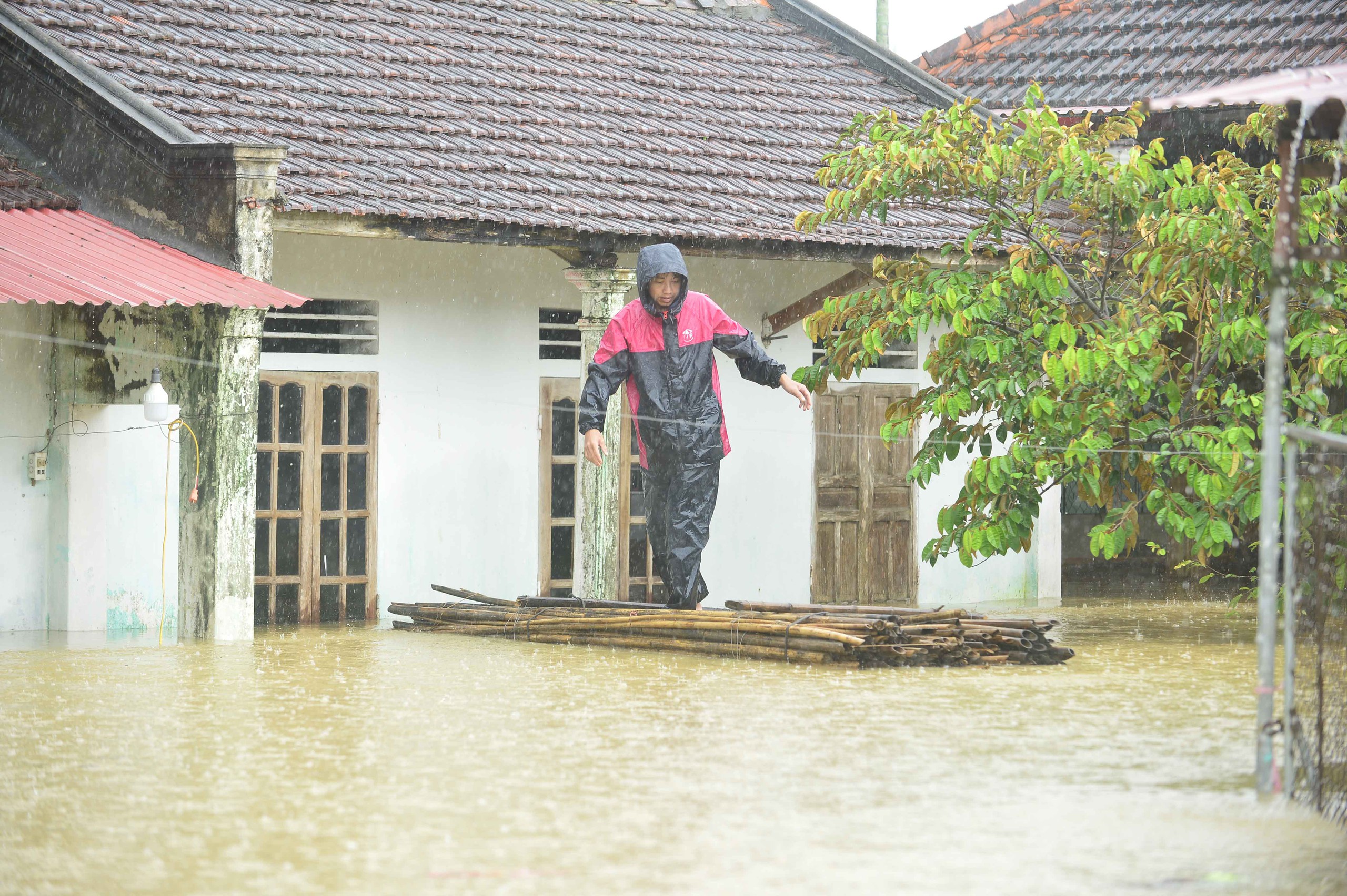 Hàng trăm hộ dân ở Thanh Hóa bỏ lại tài sản, chạy lũ trong đêm - Ảnh 5.