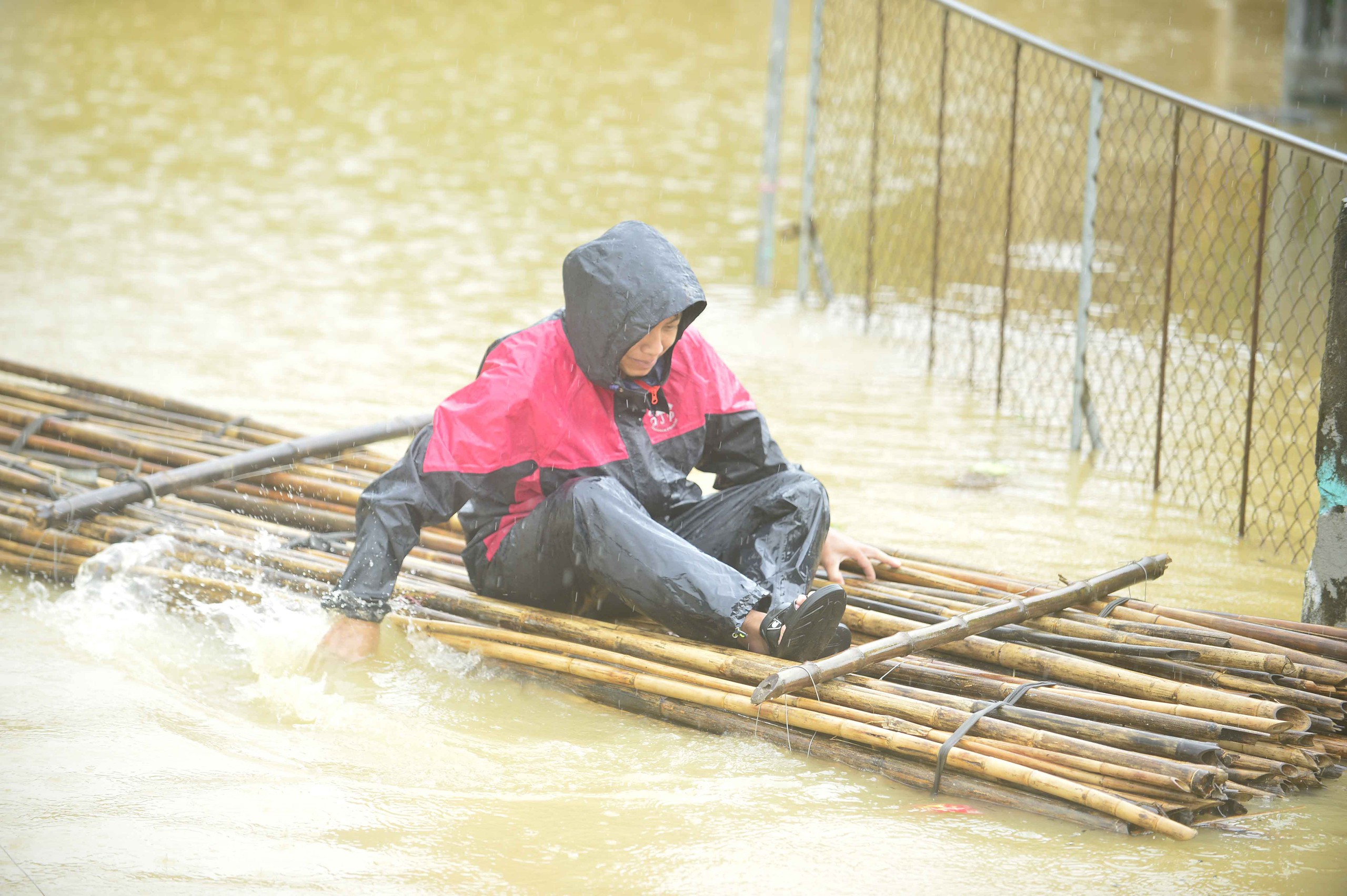 Hàng trăm hộ dân ở Thanh Hóa bỏ lại tài sản, chạy lũ trong đêm - Ảnh 1.