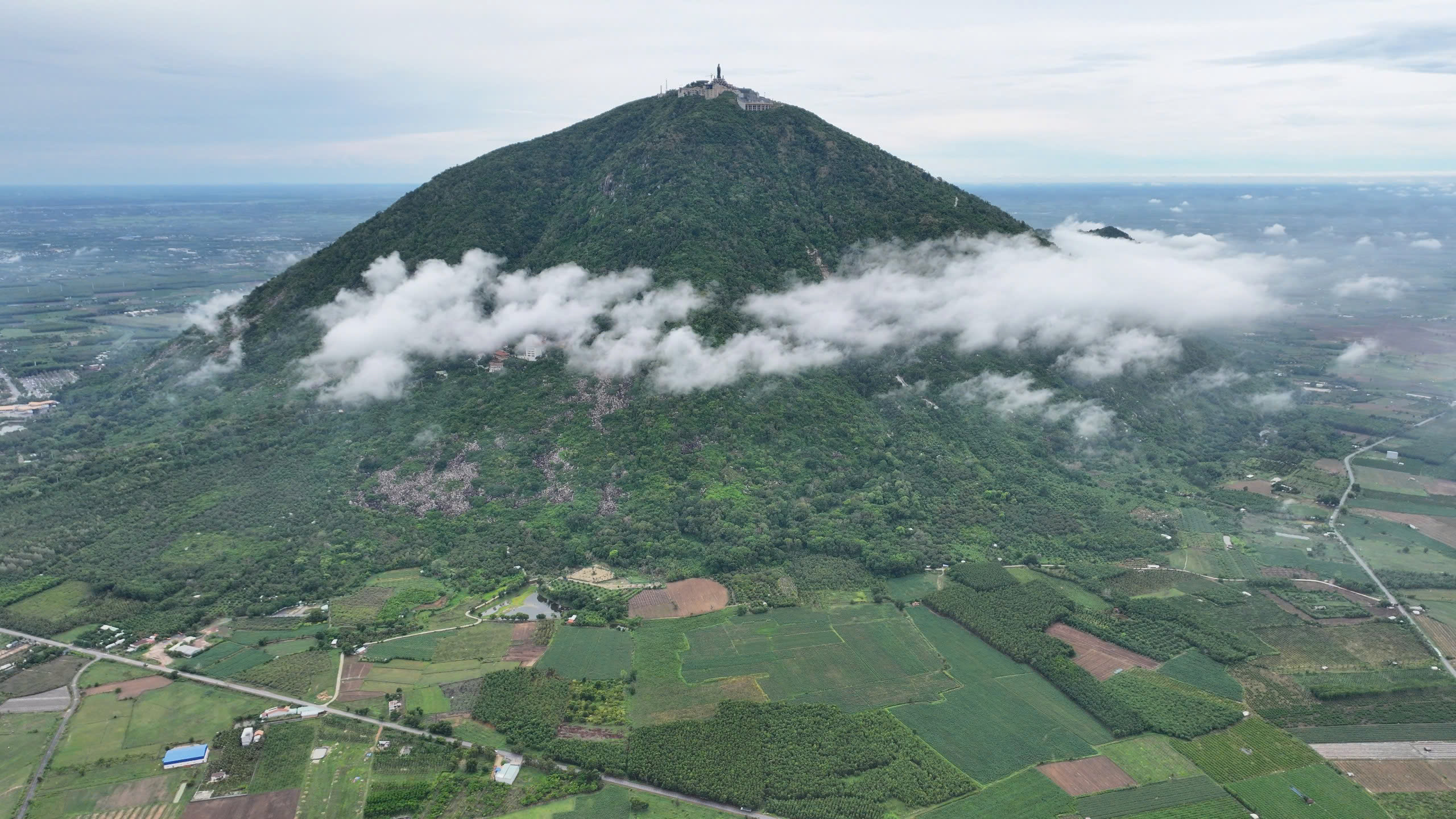 Tạm dừng leo núi, dã ngoại núi Bà Đen từ ngày 1-10 vì thời tiết xấu, nhiều nguy cơ lở đất, đá lăn - Ảnh 1.