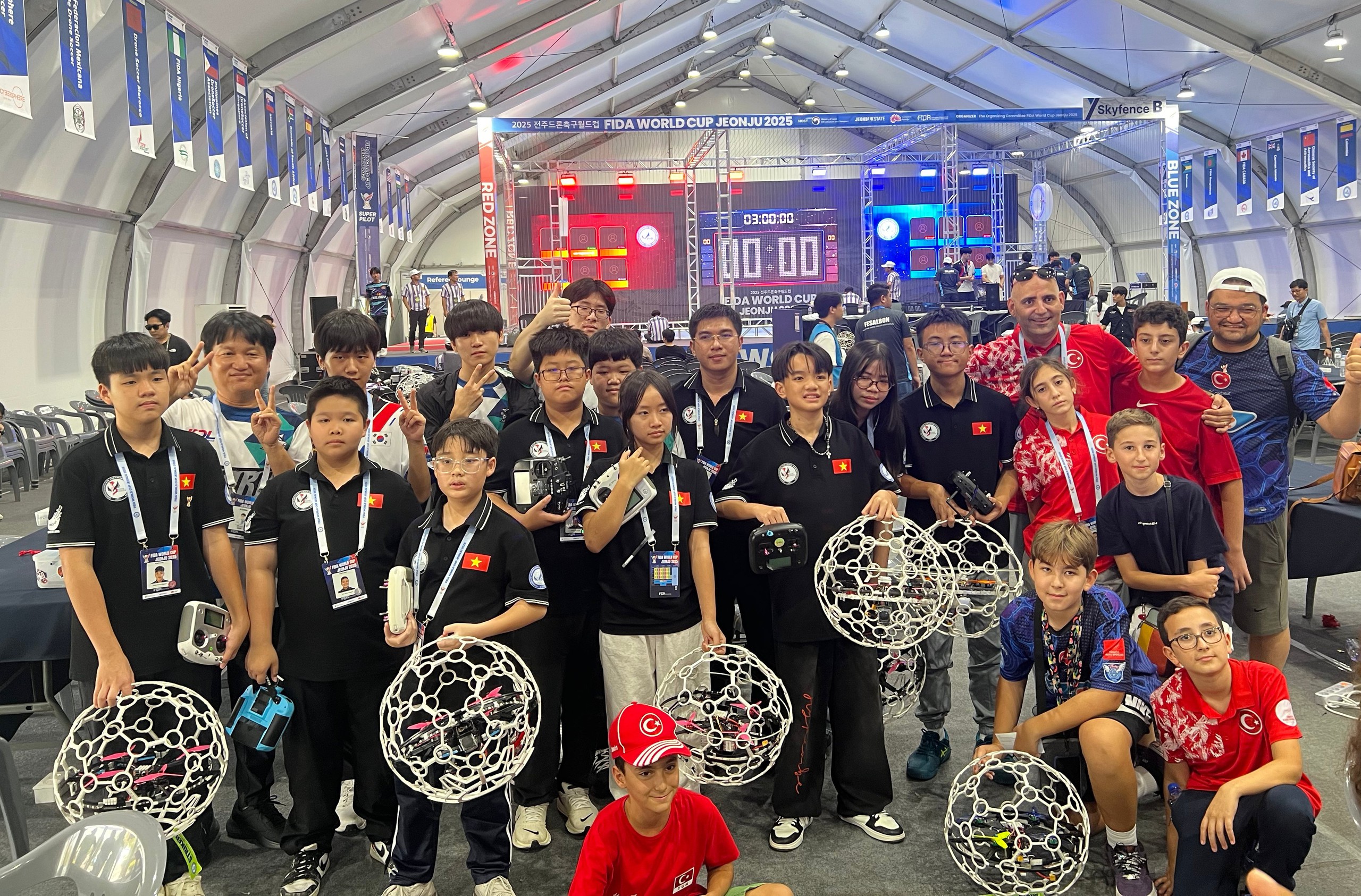 Học sinh TP.HCM đại diện Việt Nam thi DroneSoccer quốc tế, lần đầu đã 'rinh' giải thưởng - Ảnh 1.