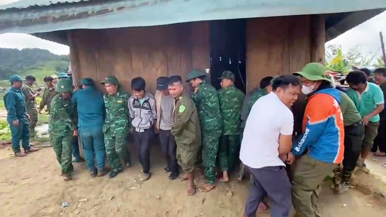 Bộ đội biên phòng, công an, dân quân khiêng 7 căn nhà vùng sạt lở đến nơi an toàn như 'thần đèn' - Ảnh 7.