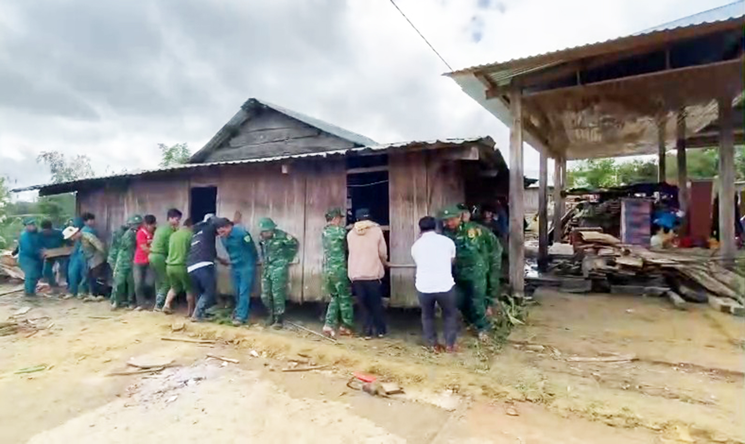 Bộ đội biên phòng, công an, dân quân khiêng 7 căn nhà vùng sạt lở đến nơi an toàn như 'thần đèn' - Ảnh 4.