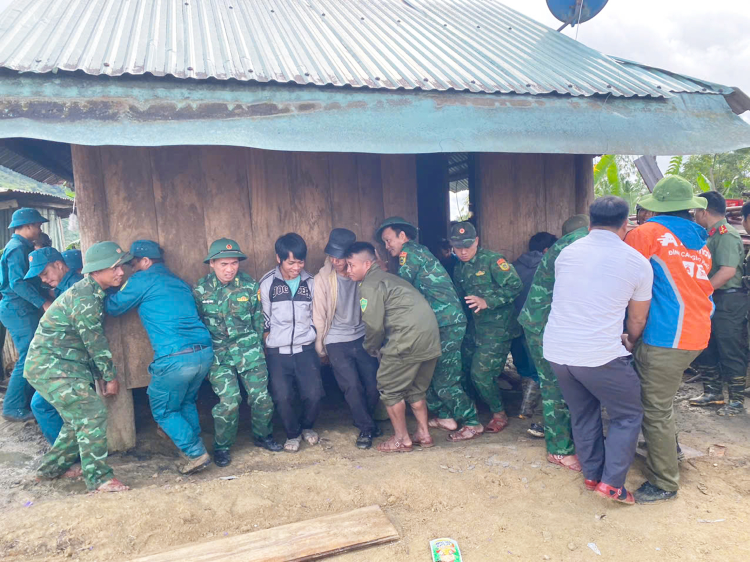 Bộ đội biên phòng, công an, dân quân khiêng 7 căn nhà vùng sạt lở đến nơi an toàn như 'thần đèn' - Ảnh 1.