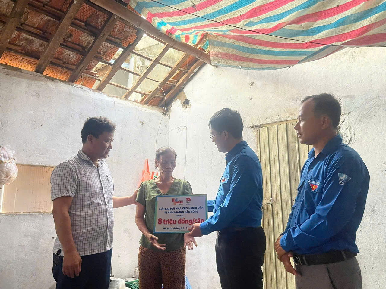 Nghẹn ngào nhận tiền hỗ trợ sau bão Bualoi để đóng viện phí cho con - Ảnh 9.