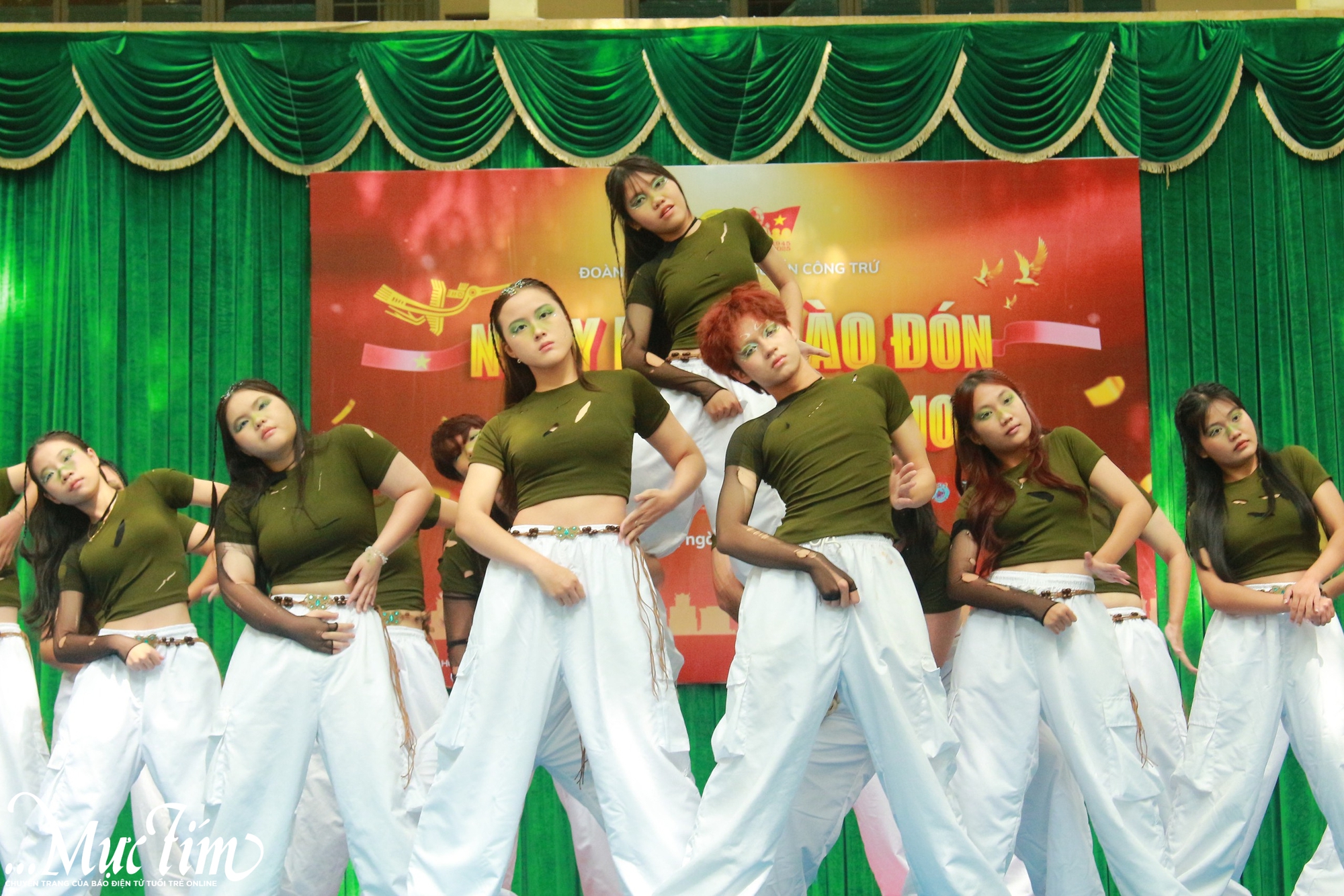 Học sinh lớp 10 Trường THPT Nguyễn Công Trứ 'cháy' cùng các câu lạc bộ - Ảnh 4.
