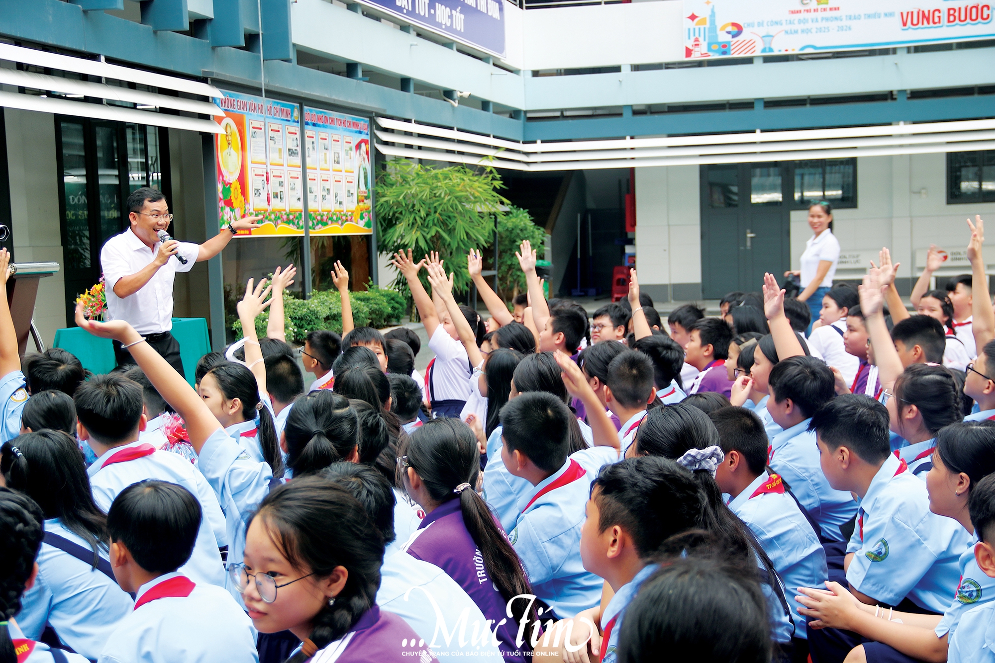 Muôn kiểu 'say hi' tân binh lớp 6 vui ơi là vui của các trường - Ảnh 1.