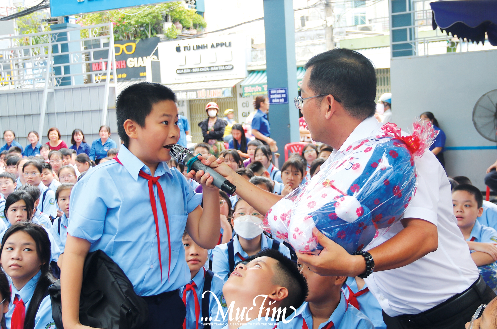 Muôn kiểu 'say hi' tân binh lớp 6 vui ơi là vui của các trường - Ảnh 2.