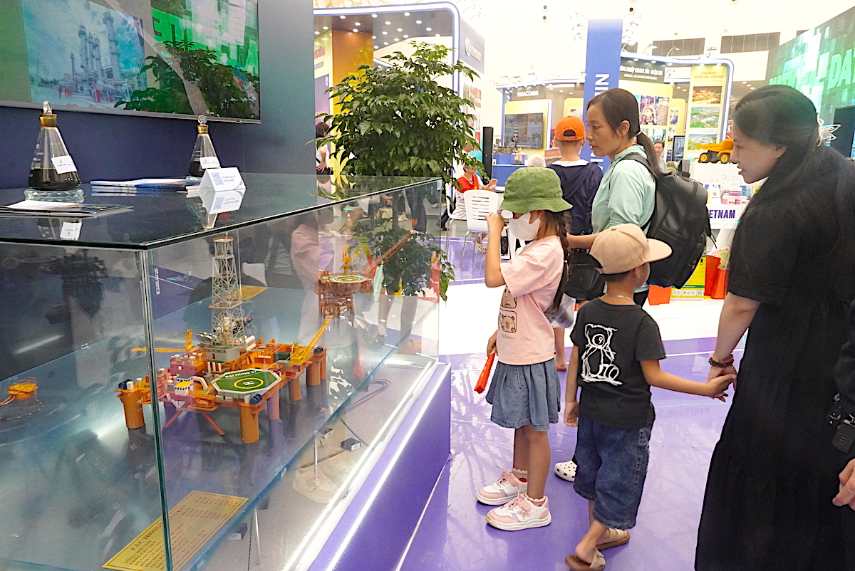 Người dân trầm trồ trước giàn khoan trên biển, đường tải điện xuyên Bắc Nam, robot biết nói - Ảnh 1.