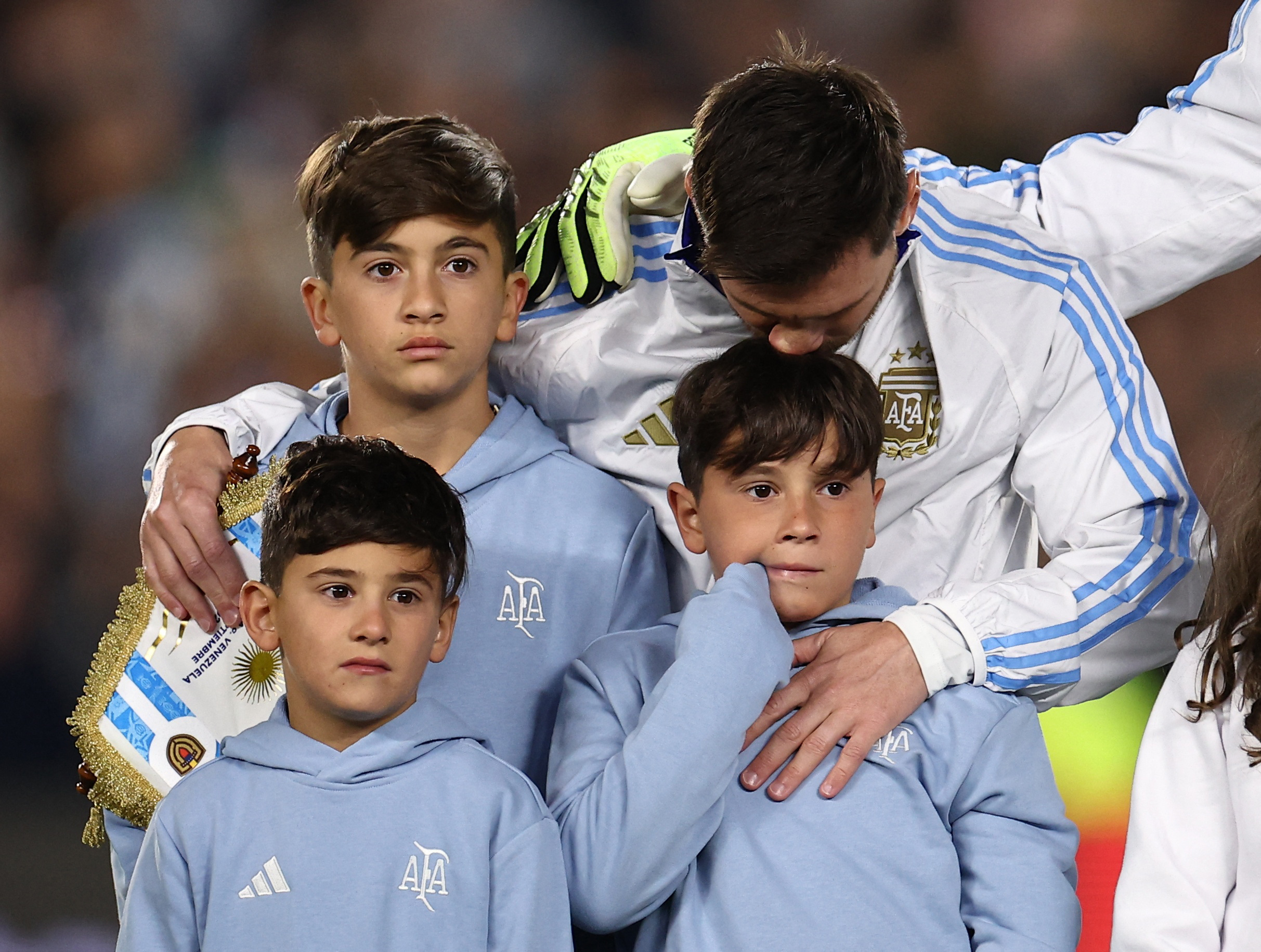 Messi lập cú đúp xúc động cho Argentina ở trận đấu cuối trên sân nhà - Ảnh 2.