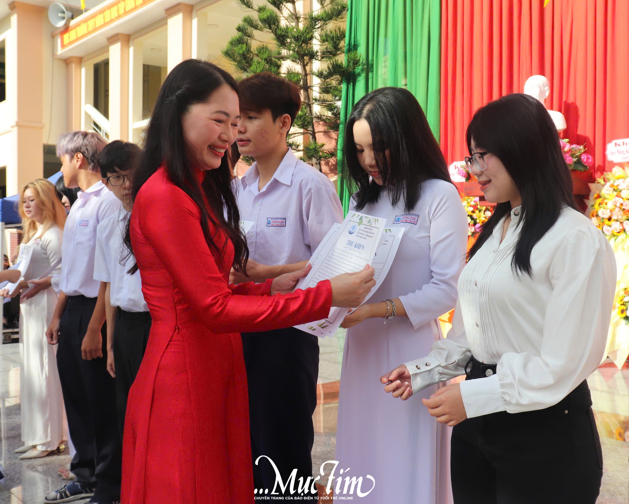 Học trò Trường THPT Vũng Tàu cùng hòa giọng ca khúc Việt Nam trong lễ khai giảng n - Ảnh 2.
