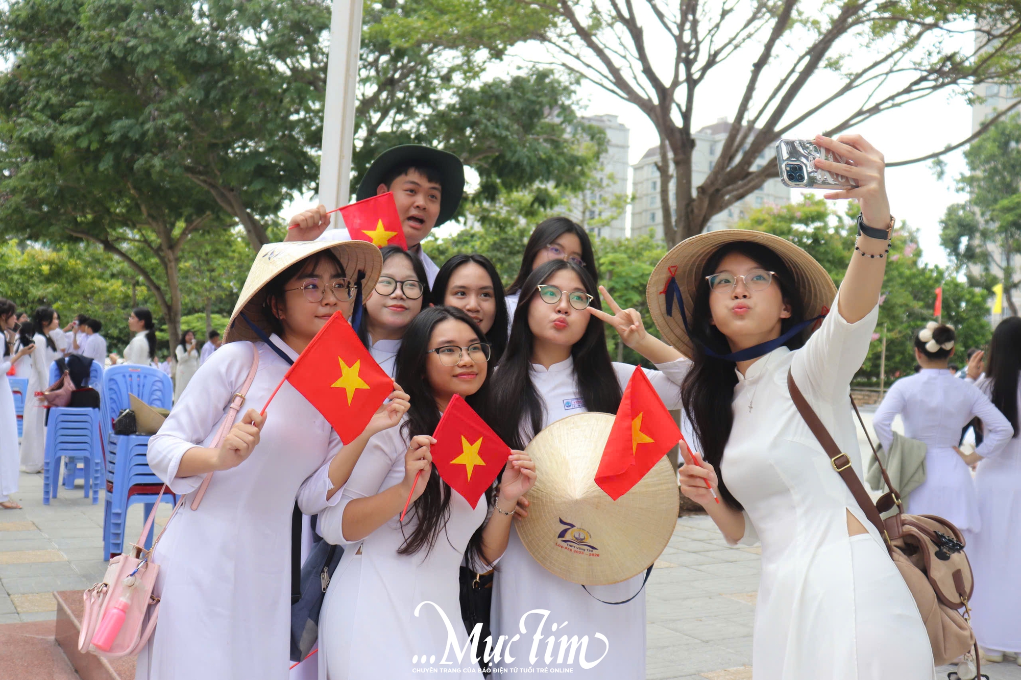 Học trò Trường THPT Vũng Tàu cùng hòa giọng ca khúc Việt Nam trong lễ khai giảng n - Ảnh 3.