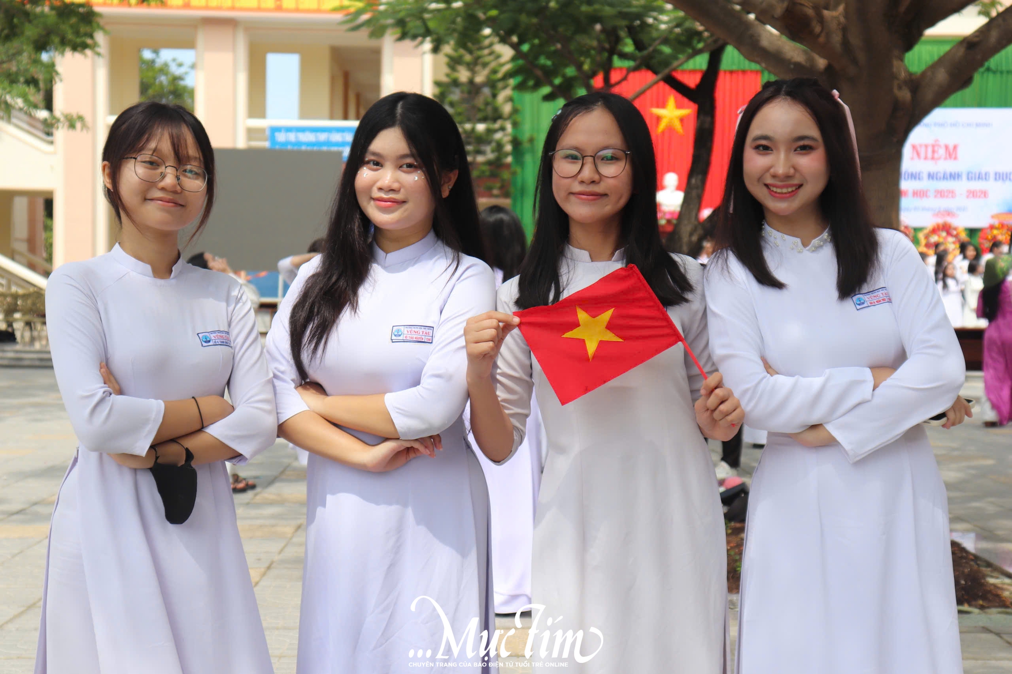 Học trò Trường THPT Vũng Tàu cùng hòa giọng ca khúc Việt Nam trong lễ khai giảng n - Ảnh 4.
