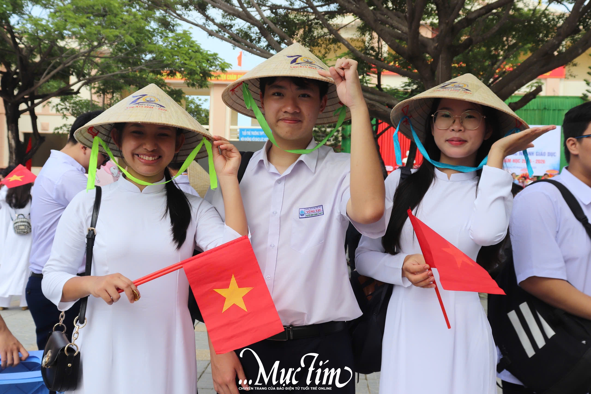Học trò Trường THPT Vũng Tàu cùng hòa giọng ca khúc Việt Nam trong lễ khai giảng n - Ảnh 5.
