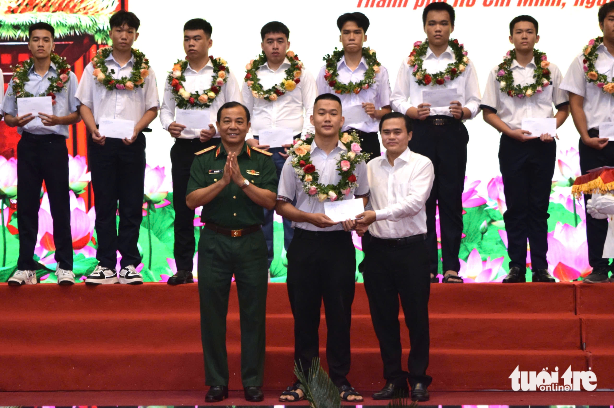 Bộ Tư lệnh TP.HCM khen thưởng 156 thí sinh trúng tuyển các học viện, trường quân đội - Ảnh 4.
