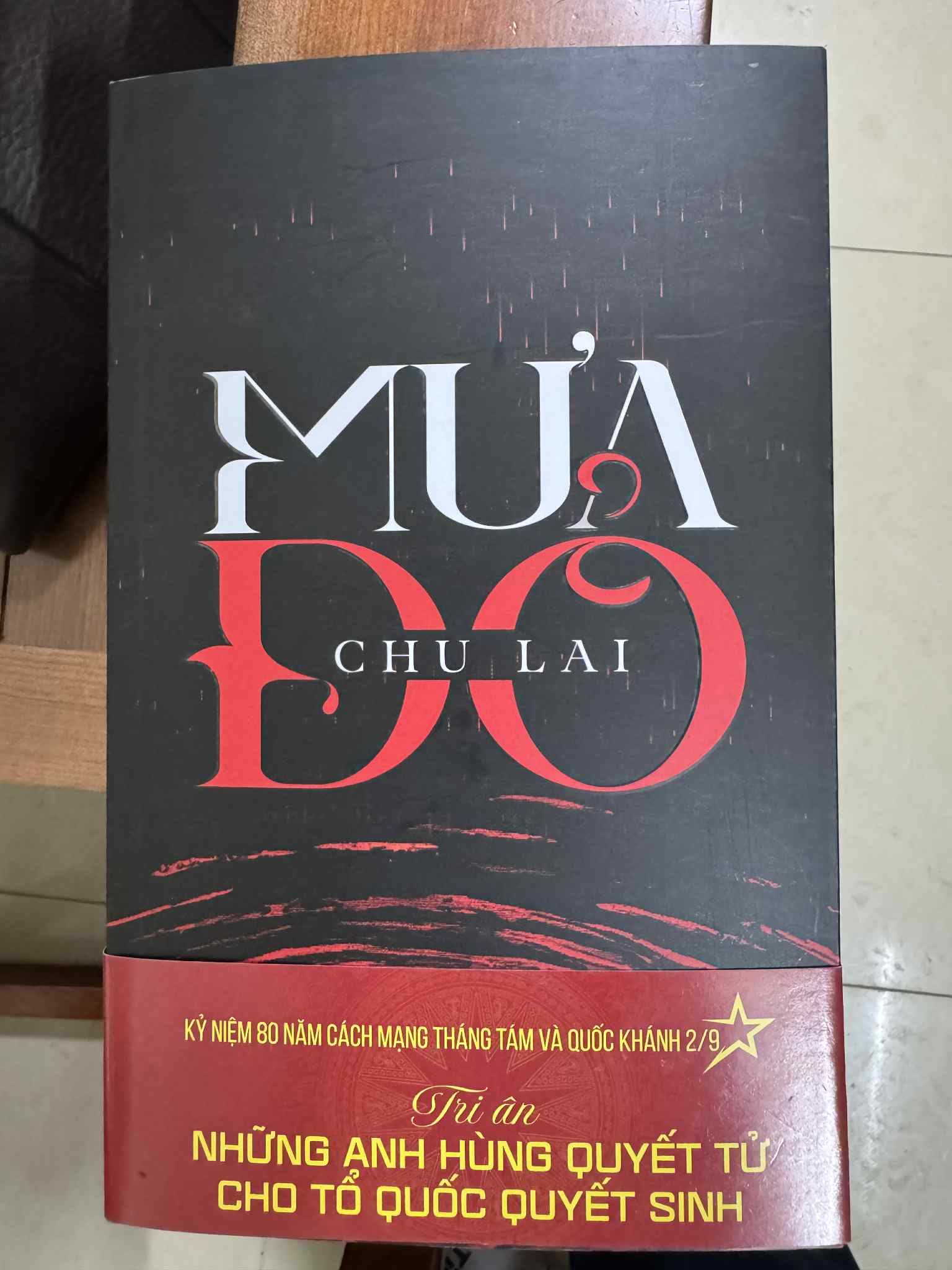 Tiểu thuyết ‘Mưa đỏ’ cháy hàng theo phim ‘Mưa đỏ’ - Ảnh 1. Tiểu thuyết ‘Mưa đỏ’ cháy hàng theo phim ‘Mưa đỏ’ - Ảnh 1.