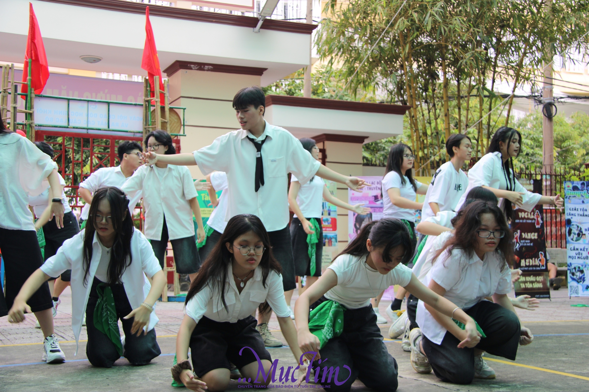 Câu lạc bộ Trường THPT Nguyễn Hiền catwalk, hô tên theo phong cách Miss Grand- Ảnh 11.