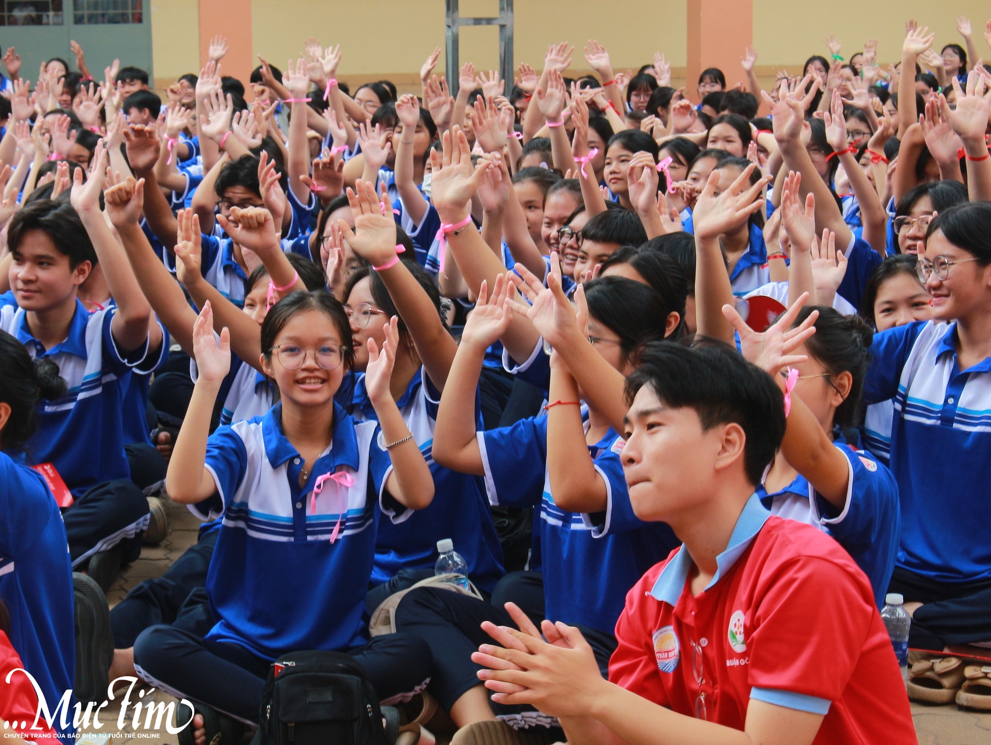 "Tân binh" Trường THPT Trần Hưng Đạo bung xõa trong hội trại khối 10 - Ảnh 1.