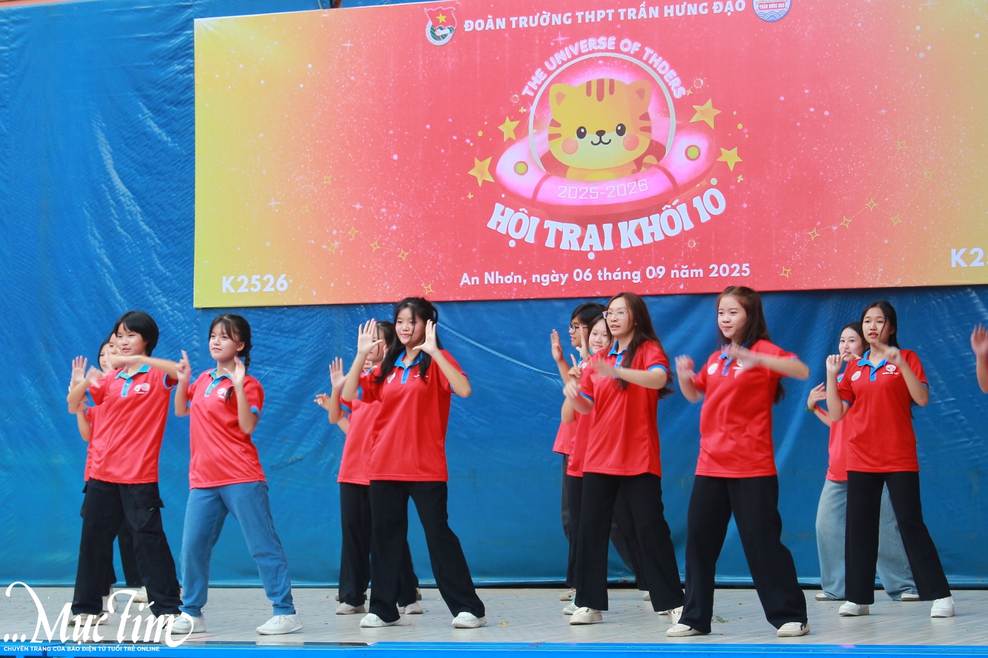 "Tân binh" Trường THPT Trần Hưng Đạo bung xõa trong hội trại khối 10 - Ảnh 2.