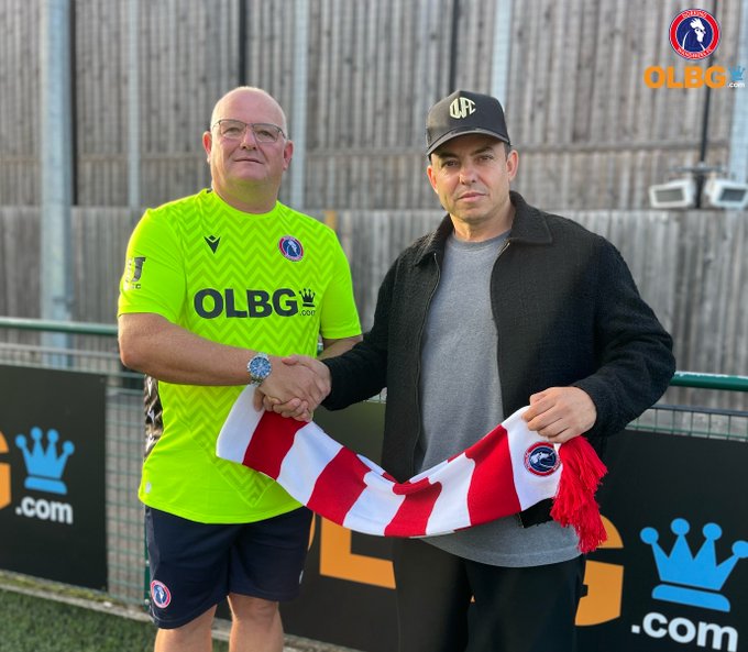 Đội bóng Anh ký hợp đồng với CĐV 54 tuổi làm thủ môn dự bị - Ảnh 1.