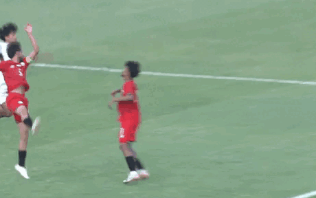 Video tiền vệ U23 Bangladesh lập siêu phẩm đi bóng từ bóng giữa sân - Ảnh 1.