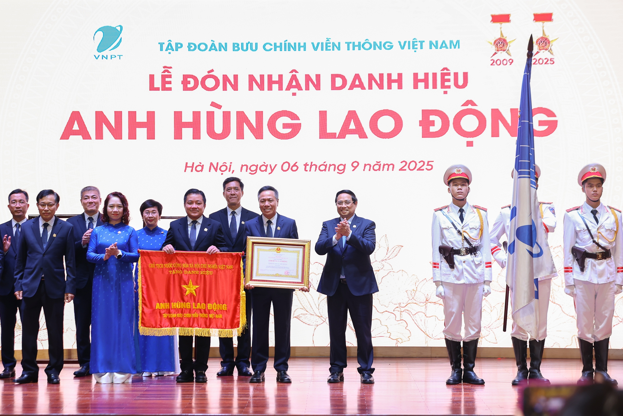 Thủ tướng: VNPT cần chủ động nghiên cứu, làm chủ, ứng dụng các công nghệ lõi - Ảnh 1.