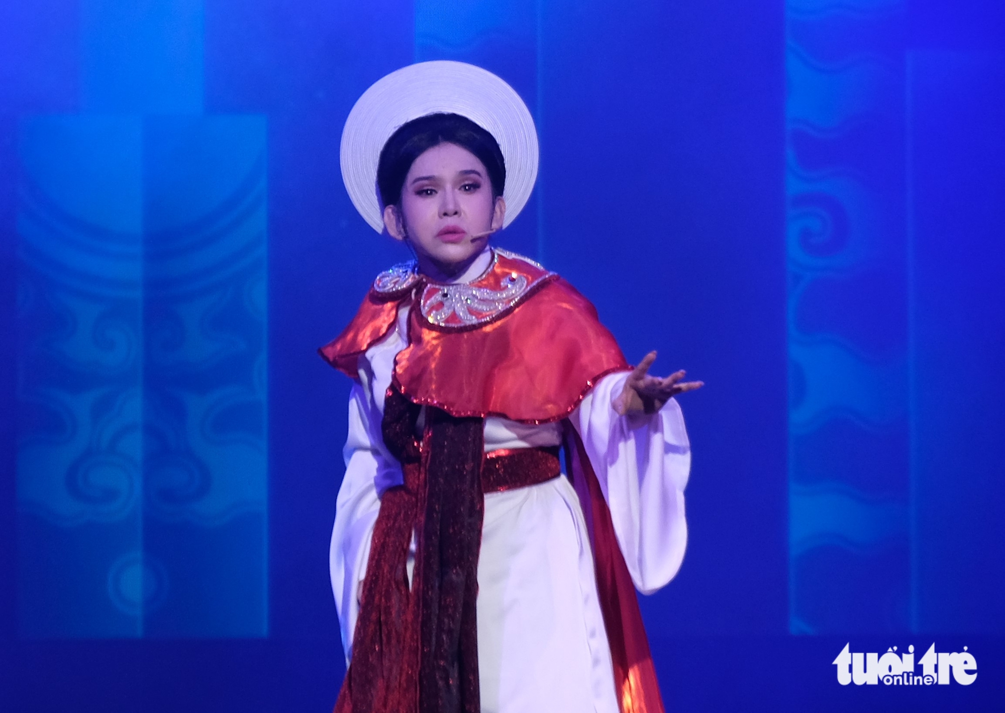 Zowel vertrouwd als vreemd met de hervormde opera Hon Tho Ngoc - Foto 2. Vừa quen vừa lạ với vở cải lương Hồn thơ ngọc - Ảnh 2.