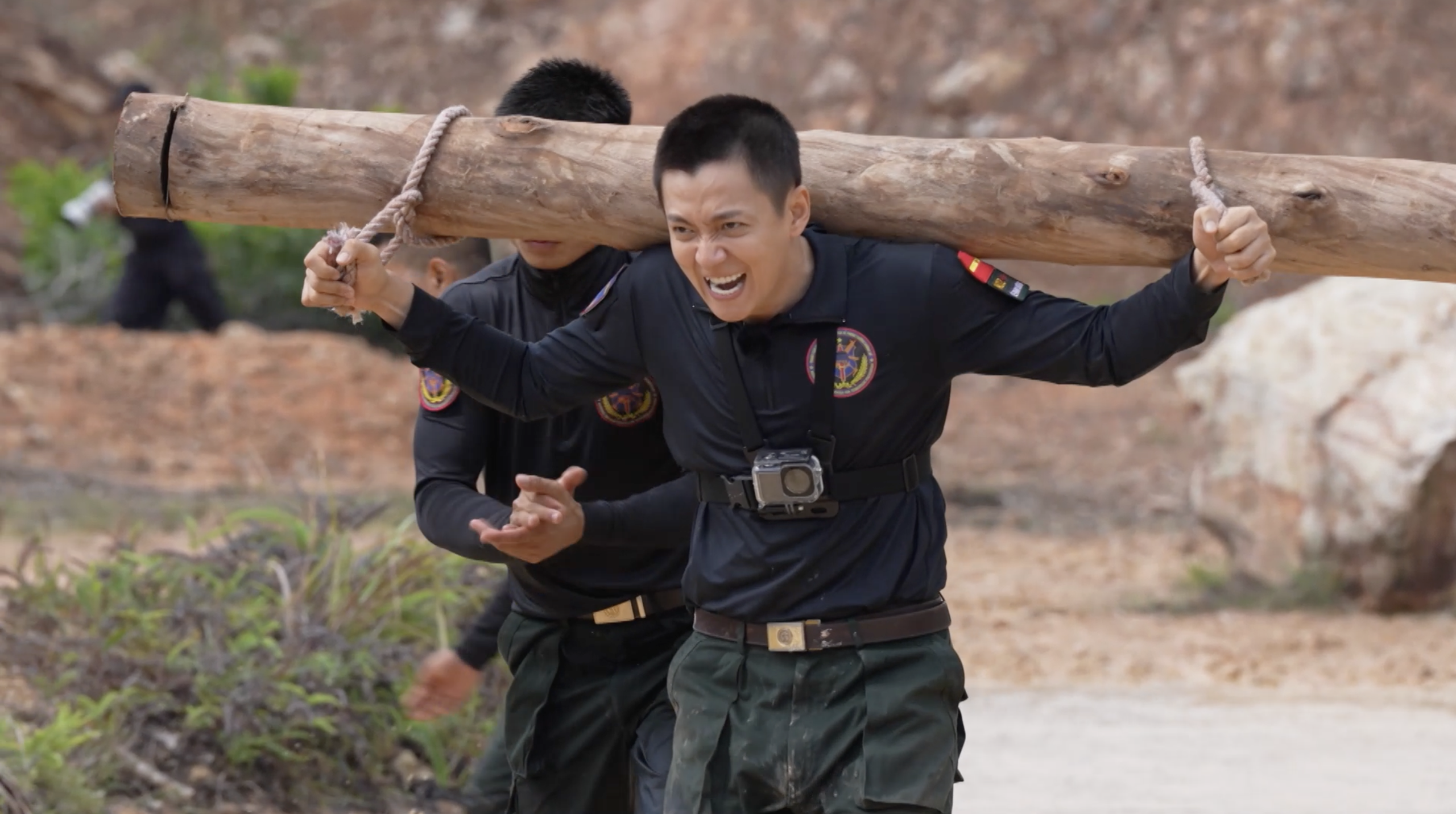 Chiến sĩ quả cảm với màn chào sân 'chấn động tam giới' - Ảnh 1. Chiến sĩ quả cảm - Ảnh 1.