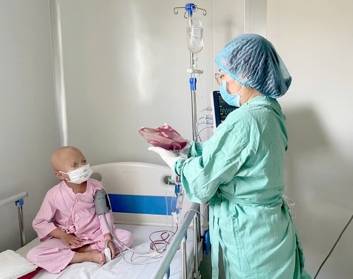 Lần đầu tiên ghép tủy từ mẹ ruột cho bệnh nhi Thalassemia thành công - Ảnh 1.
