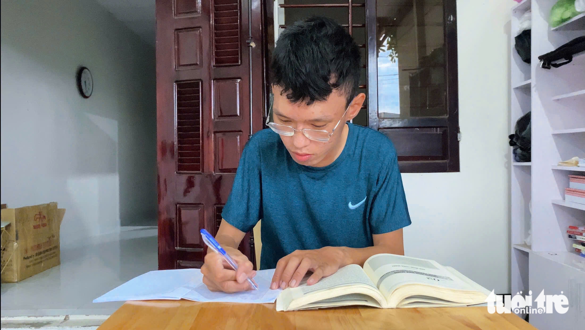 Nhập học Đại học Huế, sinh viên mồ côi chỉ có 1 triệu đồng 'đóng tạm' - Ảnh 1.