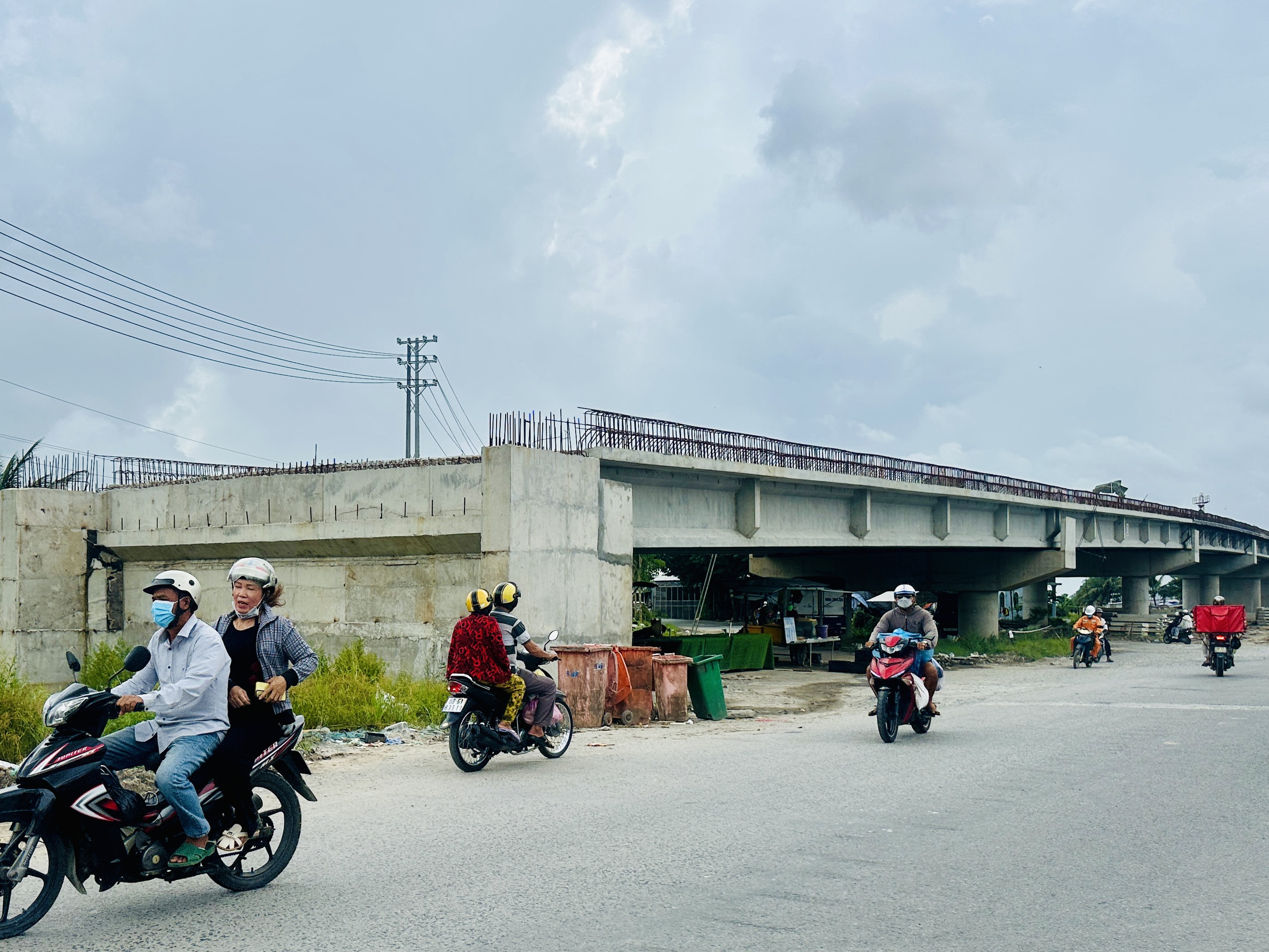 Vướng một hộ dân, cầu Vàm Xáng Thị Đội trăm tỉ ‘đứng hình’ - Ảnh 3.