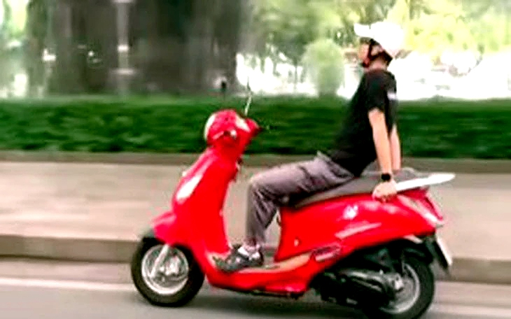 Young woman in Ho Chi Minh City fined for riding motorbike hands-free, bowing to passers-by- Ảnh 1. Young woman in Ho Chi Minh City fined for riding motorbike hands-free, bowing to passers-by- Ảnh 1.