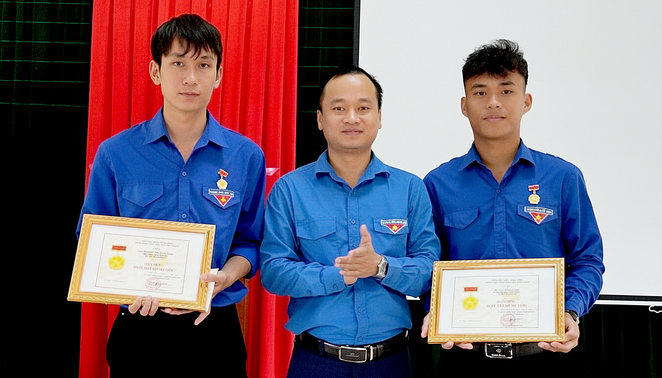 Hai thanh niên nghĩa hiệp nhảy xuống sông Kiến Giang cứu người nhận huy hiệu Tuổi trẻ dũng cảm - Ảnh 1.