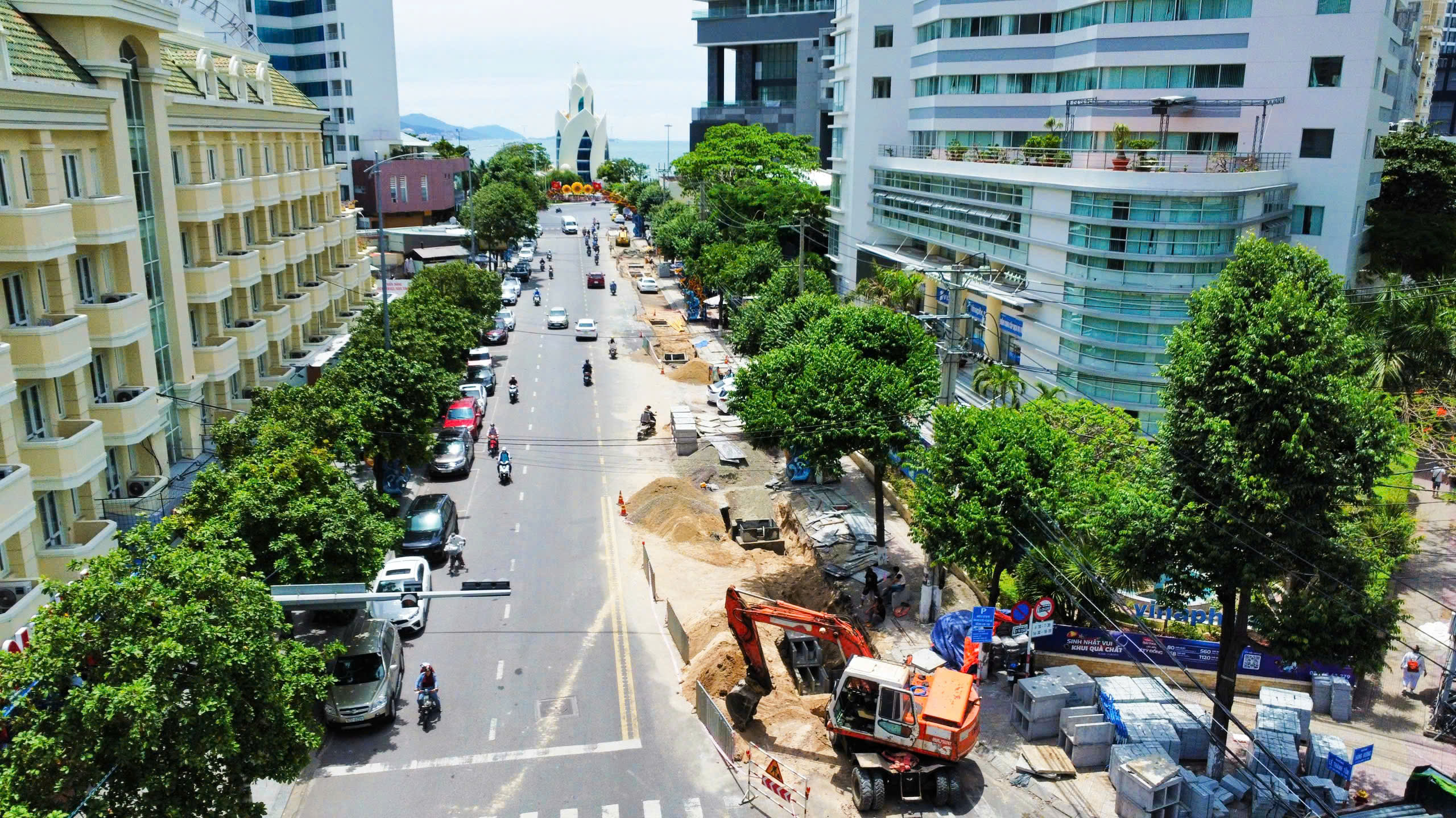 Người đi đường trượt ngã, xử phạt nhà thầu thi công 'ẩu' ở Nha Trang - Ảnh 3.