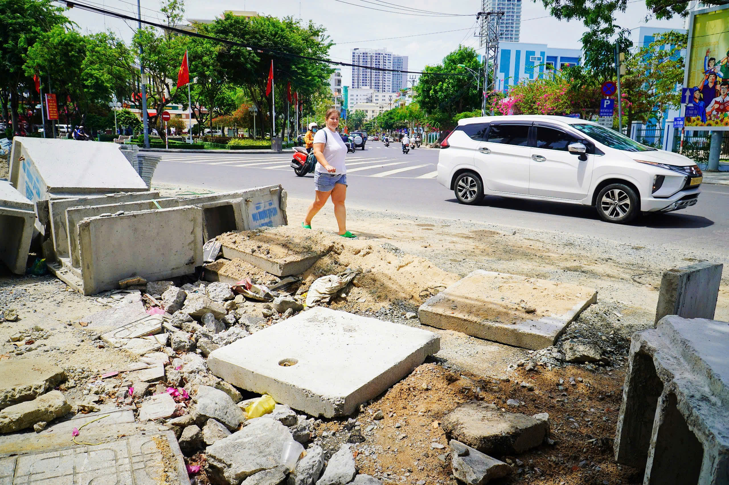 Xử phạt nhà thầu thi công đường 'ẩu' ở Nha Trang - Ảnh 1. Người đi đường trượt ngã, xử phạt nhà thầu thi công 'ẩu' ở Nha Trang - Ảnh 1.