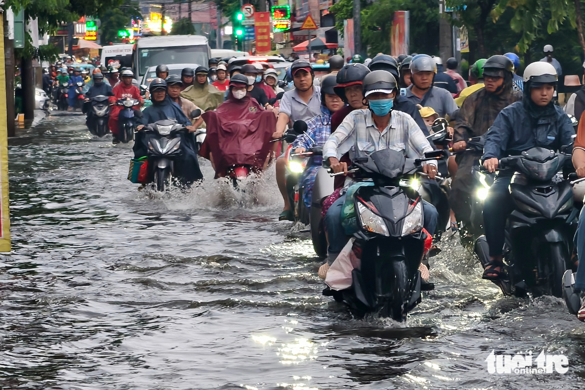 Triều cường kết hợp mưa gây ngập, người dân TP.HCM bì bõm giờ tan tầm - Ảnh 11.