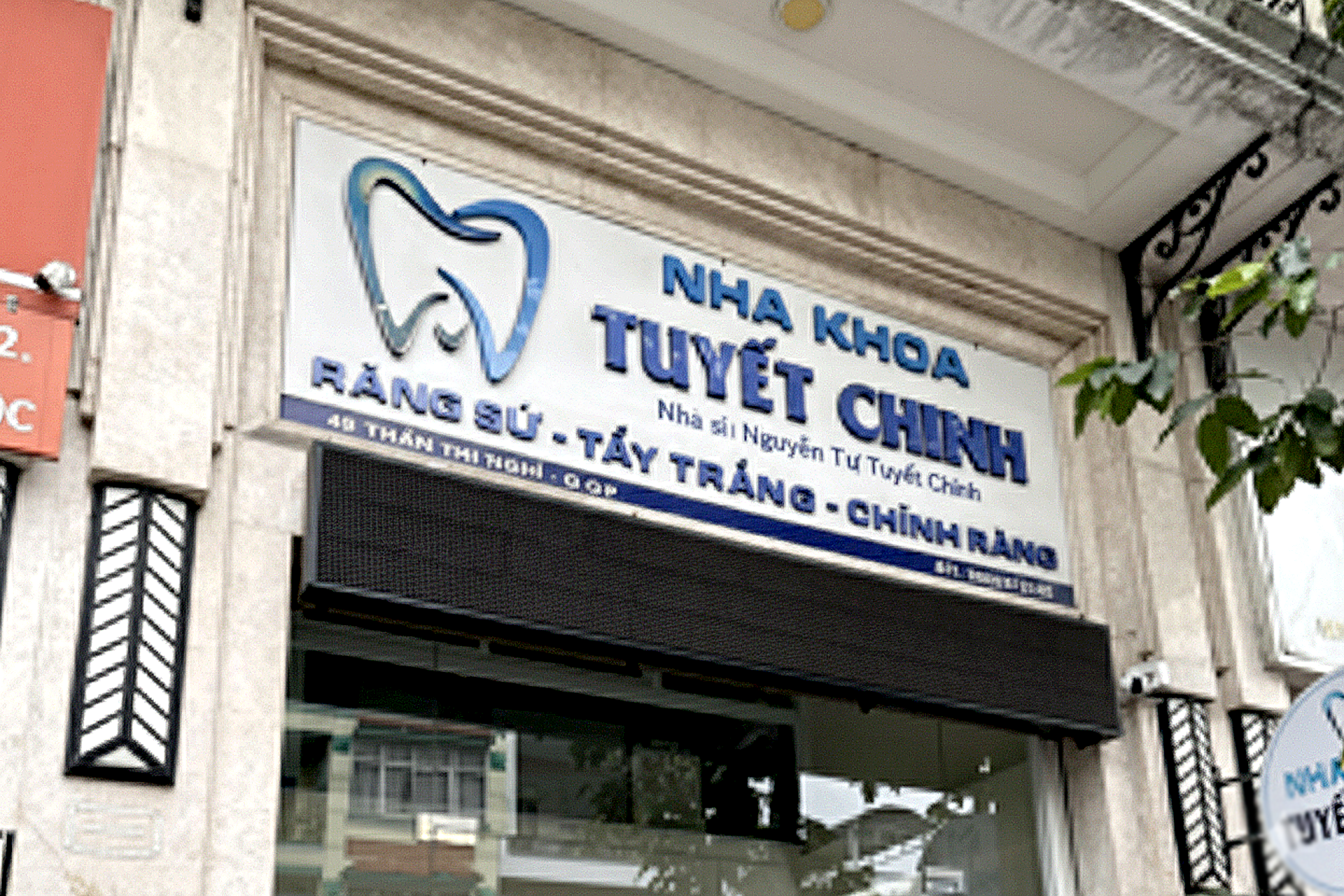 Bác sĩ khoác trên mình chiếc áo blouse trắng, sao lại tấn công bệnh nhân? - Ảnh 1.